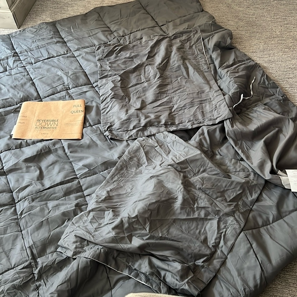 Reversible down, alternative comforter set - Picture 3 of 7